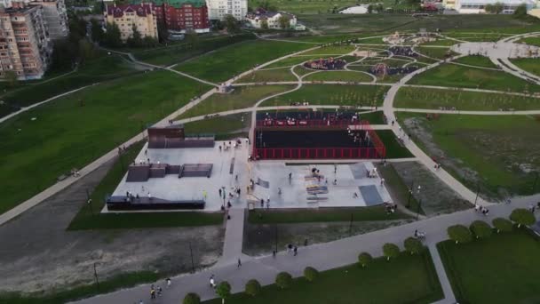 Drone movimiento alrededor de un parque con un campo de deportes — Vídeos de Stock