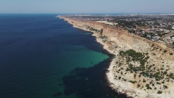Tiros do drone da costa localizada perto das rochas. tiro aéreo 4k — Vídeo de Stock