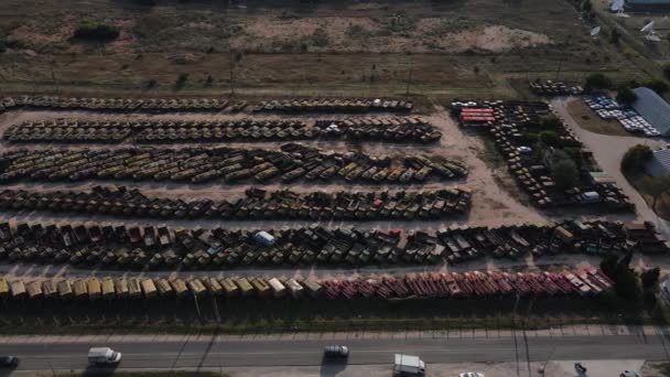 Cementerio de vehículos pesados abandonados, tanques, tractores, camiones de bomberos — Vídeo de stock