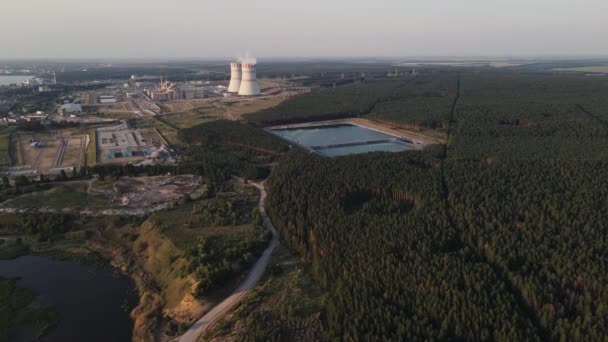 Drönaren rör sig i närheten av ett kärnkraftverk. Flygfotografering 4k — Stockvideo