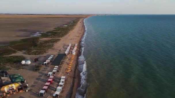 Tiro aéreo en 4k a lo largo de la playa por el mar moscow Rusia 26 julio 2021 — Vídeo de stock