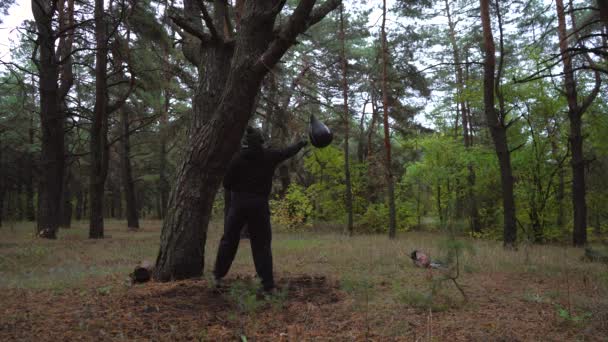 Un hombre golpea a una pera en el bosque Moscú Rusia septiembre 20, 2021 — Vídeos de Stock