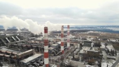 Çalışan bir bitkinin bacasından büyük miktarda duman çıkıyor.