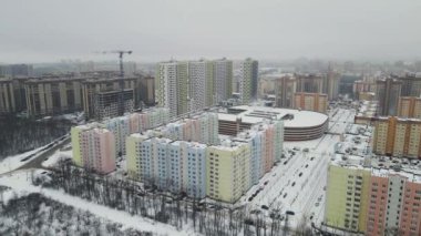 Kışın insansız hava aracından yükselen binalar.