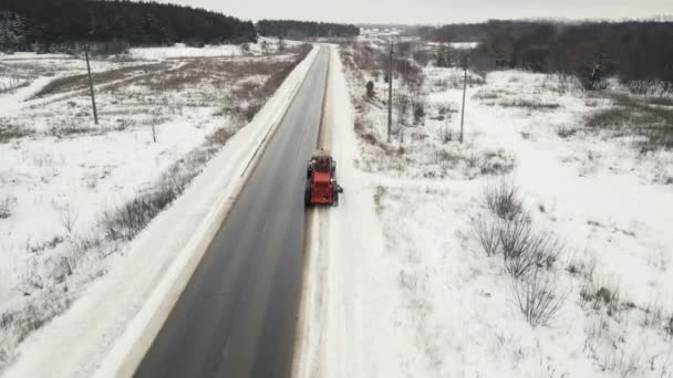 Equipo de construcción de carreteras despeja las carreteras después de una nevada — Vídeos de Stock