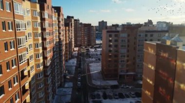 İnsansız hava aracı kışın yüksek binalar boyunca uçar.