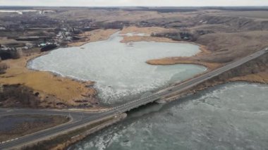 Kışın donmuş bir gölün içinden geçen raylar. havadan 4k görüntüsü