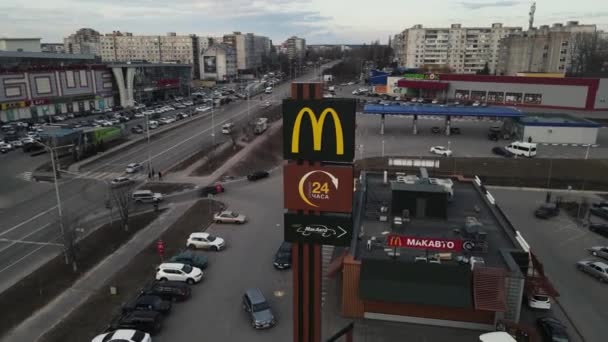 Restauracja szybkiej obsługi McDonalds. Moskwa Rosja 19 kwietnia 2021. — Wideo stockowe