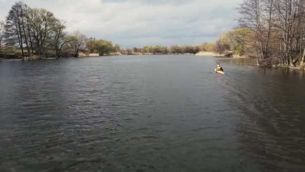 Movimento di una persona in kayak lungo il letto del fiume — Video Stock