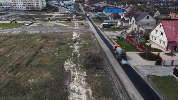 Tir de véhicules réparant la route dans le secteur résidentiel. aérien — Video