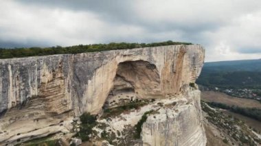 İnsansız hava aracı yüksek kayaların etrafında hareket eder
