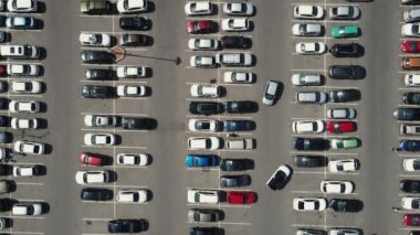 Kalabalık bir otoparktan 4K görüntüsü