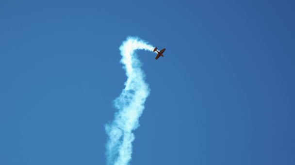 Små retroflygplan, lätta flygplan som flyger i blå himmel och gör stunts — Stockvideo