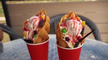 İki porsiyon Viyana Waffle 'ı ve dondurma.