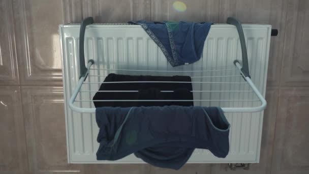 Sous-vêtements à sécher sur un sèche-linge spécial dans la salle de bain — Video