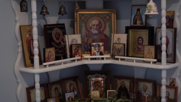 Altar grande casa com ícones ortodoxos. Moscovo Rússia 21 de agosto de 2021 — Vídeo de Stock