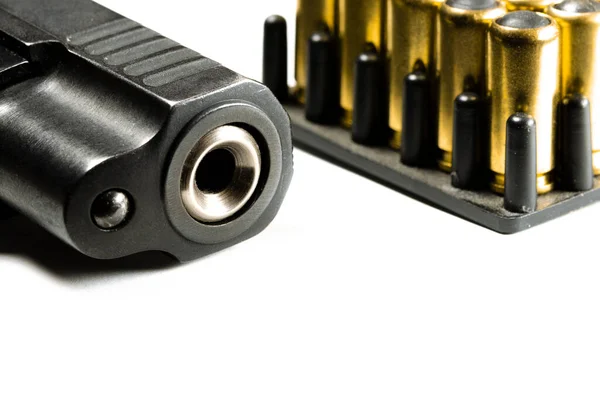 Legalización de armas. El arma de cañón corto traumática legal yace sobre un fondo blanco al lado de los cartuchos —  Fotos de Stock