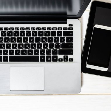 Minimal Freelancer iş yeri konsepti. Beyaz arkaplan görünümünde boş ekran ile laptop aç