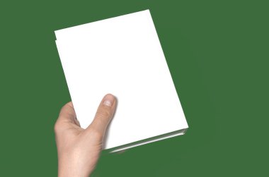 Beyaz kapalı bir kitabın bir maketi. Bir adamın elinde bir metin yeri var.