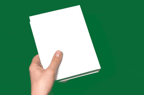 男の手にテキストのための場所と白い閉じた本のモックアップ — ストック写真