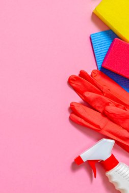 Temizlik konsepti. Ofiste ve iş yerinde temizlik için çok renkli bez ve eldivenler.