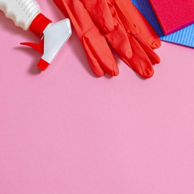 Temizlik konsepti. Ofiste ve iş yerinde temizlik için çok renkli bez ve eldivenler.