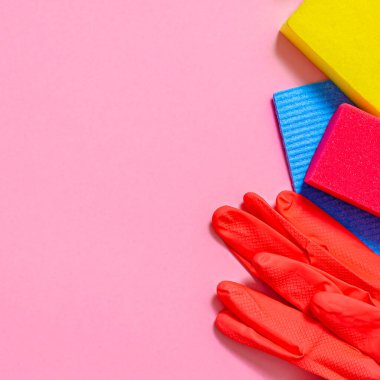 Temizlik konsepti. Ofiste ve iş yerinde temizlik için çok renkli bez ve eldivenler.
