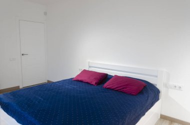 İskandinav tarzı iç mekan. Parlak İskandinav yataklı beyaz yatak odası