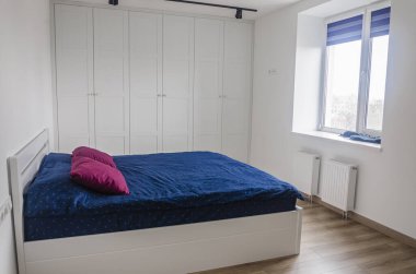 İskandinav tarzı iç mekan. Parlak İskandinav yataklı beyaz yatak odası