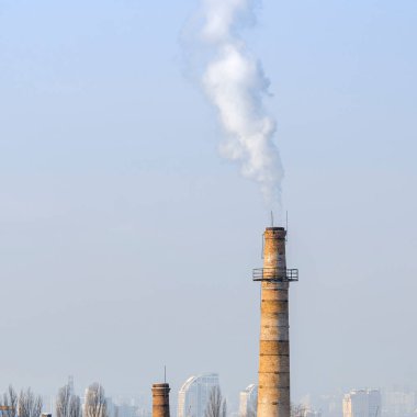 Bacadan atmosfere duman yayılıyor. Kirlilik. Ekoloji