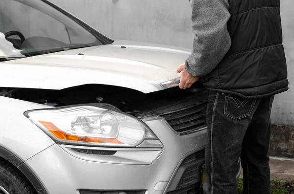 Adam Motor Denetimi Için Araba Kaputunu Açıyor — Stok fotoğraf