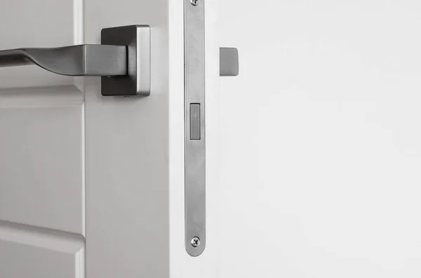 Tamir et. Kapıya yakın kapı montajı. İç mekan. Kurulum.