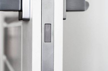 Oda içi kapılar için manyetik mekanizma ve kapı kolları.