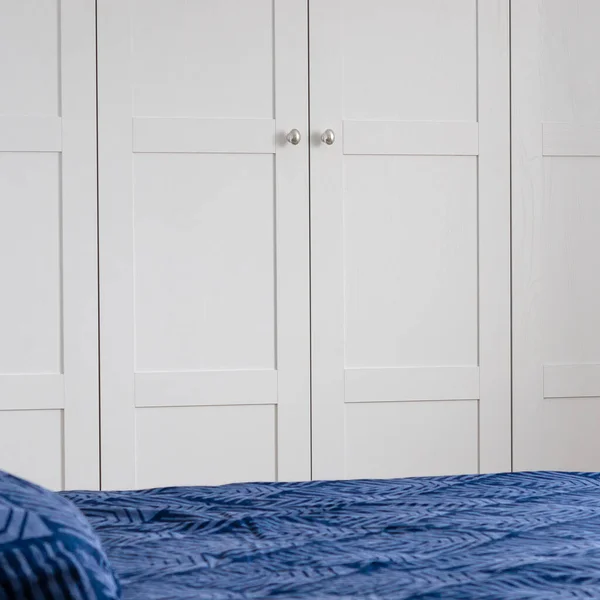 Скандинавський Стиль Інтер Єру Біла Спальня Яскравим Скандинавським Ліжком — стокове фото
