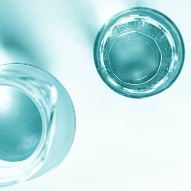 Bardaktaki saf temiz su ve sürahi beyaz arka planda duruyor. izole