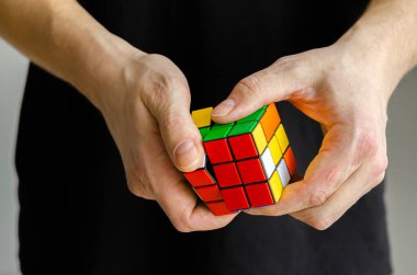 Rubik Küpü, bir adamın ellerinde. Hobi