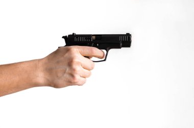 Tabanca, ya da otomatik doldurucu kısa namlulu silah kadının elinde hazırlanıyor ya da kendi kendine yükleniyor. Elinde silahla ateş etmeye hazır bir adam var. Hırsız ya da haydut konsepti.