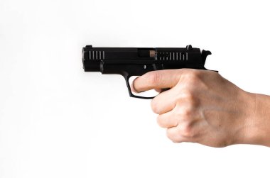 Tabanca, ya da otomatik doldurucu kısa namlulu silah kadının elinde hazırlanıyor ya da kendi kendine yükleniyor. Elinde silahla ateş etmeye hazır bir adam var. Hırsız ya da haydut konsepti.