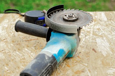 Metal açı öğütücü, diskten kıvılcımlar çıkıyor. Fotoğraf yakın plan.