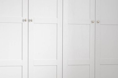 İskandinav tarzı bir dolabın beyaz ahşap cephesi. Mobilyalar. İlginç.