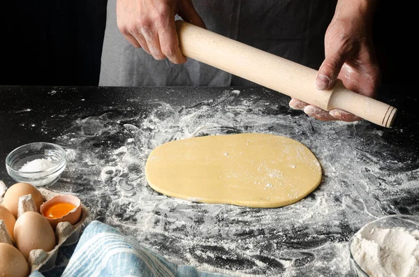 Chefs handen bereiden deeg voor pizza. Vers natuurlijk gezond voedsel — Stockfoto