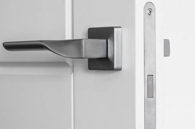 Oda içi kapılar için manyetik mekanizma ve kapı kolları