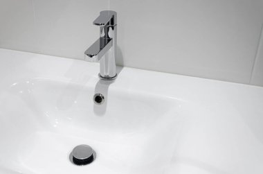 Banyo karıştırıcı musluğu. Krom malzemeden yapılmış su musluğu. İskandinav tarzı