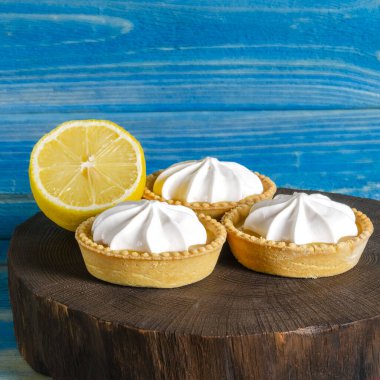 Limonlu turtalar, ev yapımı mini tart kekleri limonlu ve kremalı, beyaz gri beton arka plan fotokopi alanı