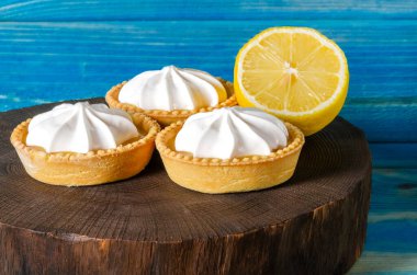 Limonlu turtalar, ev yapımı mini tart kekleri limonlu ve kremalı, beyaz gri beton arka plan fotokopi alanı