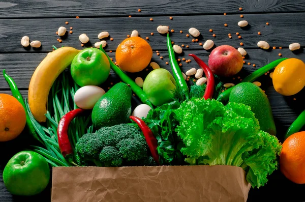 Bolsa Papel Diferentes Frutas Verduras Tropicales Frescas Comida Saludable Concepto — Foto de Stock