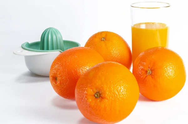Naranjas Biológicas Maduras Vaso Jugo Naranja Recién Exprimido Sobre Fondo —  Fotos de Stock