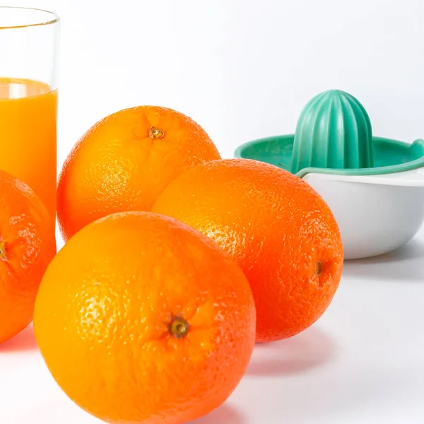 Naranjas Biológicas Maduras Vaso Jugo Naranja Recién Exprimido Sobre Fondo —  Fotos de Stock