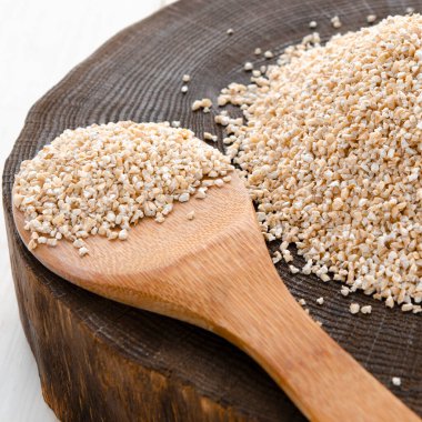 Çiğ arpa gevreği tahıl dokusu arka plan makro yakın plan. Arpa Groats, kaba arpa irmiği. Sağlıklı beslenme ve vejetaryenlik kavramı.