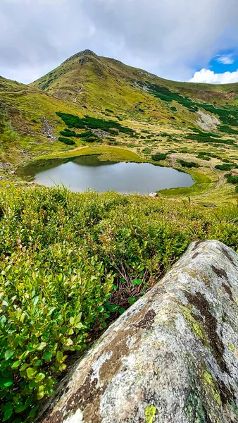 Lago Nesamovite Lago Selvagem Bela Vista Das Montanhas Lago — Fotografia de Stock